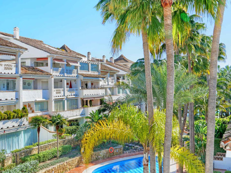 Flat in Las Cañas Beach, front line beach on the Golden Mile for sale