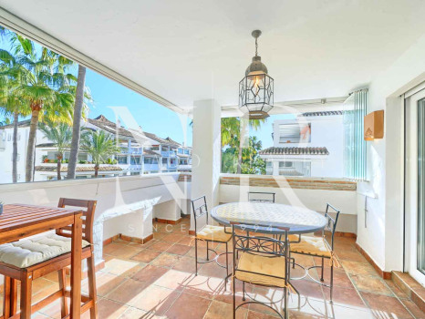 Apartamento en Las Cañas Beach, en primera línea de playa de la Milla de Oro en venta