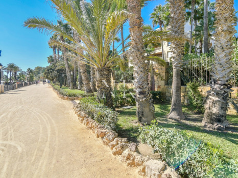 Flat in Las Cañas Beach, front line beach on the Golden Mile for sale