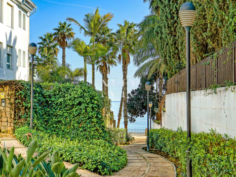 Flat in Las Cañas Beach, front line beach on the Golden Mile for sale
