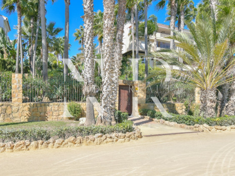 Apartamento en Las Cañas Beach, en primera línea de playa de la Milla de Oro en venta