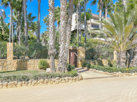 Flat in Las Cañas Beach, front line beach on the Golden Mile for sale