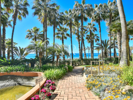 Flat in Las Cañas Beach, front line beach on the Golden Mile for sale