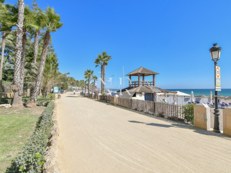 Flat in Las Cañas Beach, front line beach on the Golden Mile for sale