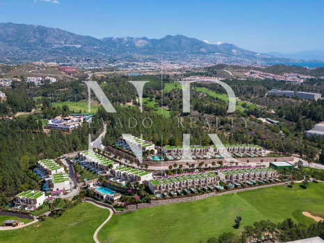 Développement de maisons de ville à Mijas Costa avec vue sur la mer en première ligne de golf en cours de construction