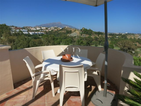 Ático en Urbanización Capanes del Golf con vistas panorámicas en venta