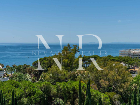 Atico en venta en Don Gonzalo con vistas panorámicas al mar y piscina privada