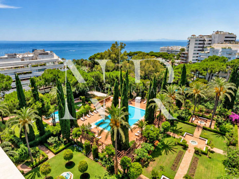 Atico en venta en Don Gonzalo con vistas panorámicas al mar y piscina privada