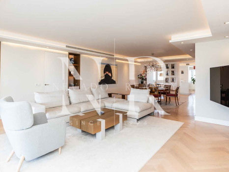 Atico en venta en Don Gonzalo con vistas panorámicas al mar y piscina privada