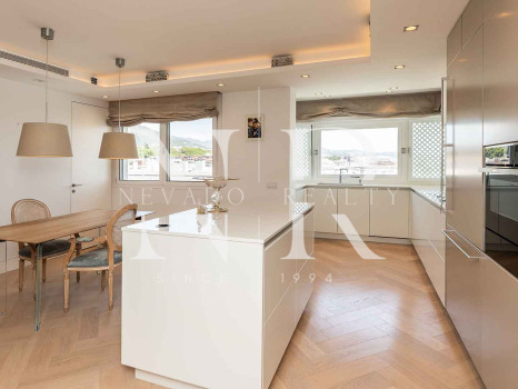 Atico en venta en Don Gonzalo con vistas panorámicas al mar y piscina privada