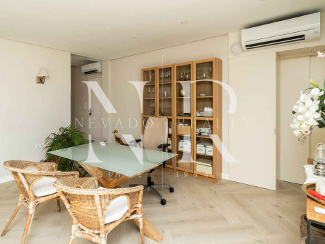 Atico en venta en Don Gonzalo con vistas panorámicas al mar y piscina privada