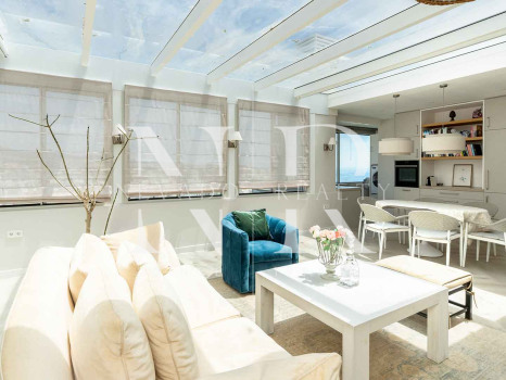 Atico en venta en Don Gonzalo con vistas panorámicas al mar y piscina privada