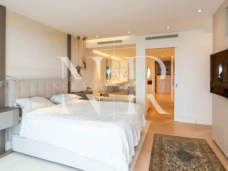 Atico en venta en Don Gonzalo con vistas panorámicas al mar y piscina privada