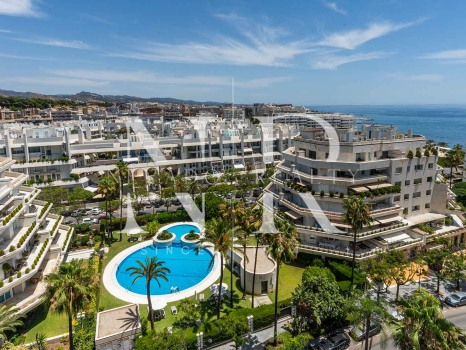 Atico en venta en Don Gonzalo con vistas panorámicas al mar y piscina privada