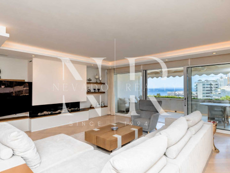 Atico en venta en Don Gonzalo con vistas panorámicas al mar y piscina privada