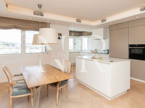 Atico en venta en Don Gonzalo con vistas panorámicas al mar y piscina privada