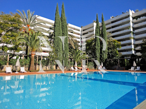 Atico en venta en Don Gonzalo con vistas panorámicas al mar y piscina privada