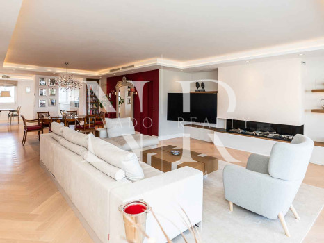 Atico en venta en Don Gonzalo con vistas panorámicas al mar y piscina privada