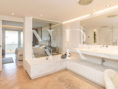Atico en venta en Don Gonzalo con vistas panorámicas al mar y piscina privada