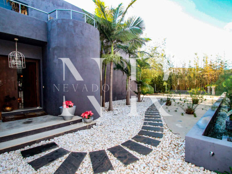 Villa in Estepona next to the beach and golf for sale