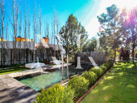Villa in Estepona next to the beach and golf for sale