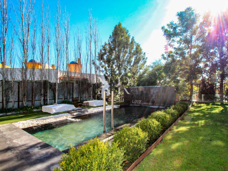 Villa in Estepona next to the beach and golf for sale