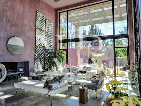 Villa in Estepona next to the beach and golf for sale