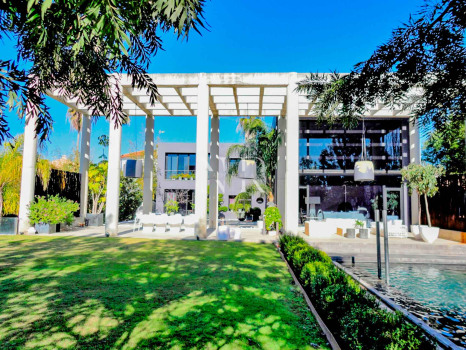 Villa in Estepona next to the beach and golf for sale