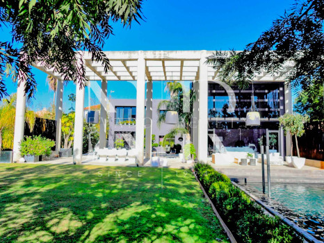 Villa in Estepona next to the beach and golf for sale