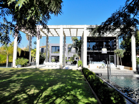 Villa in Estepona next to the beach and golf for sale