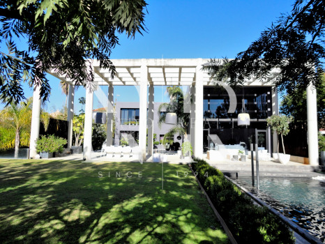 Villa in Estepona next to the beach and golf for sale