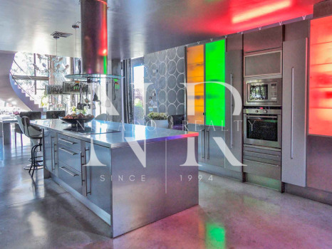 Villa in Estepona next to the beach and golf for sale