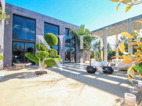 Villa in Estepona next to the beach and golf for sale