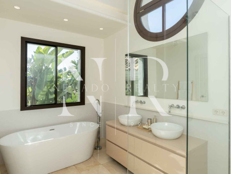 Villa in Lomas de Marbella club with mountain views for long term rental
