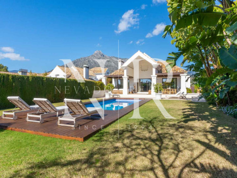 Villa in Lomas de Marbella club with mountain views for long term rental