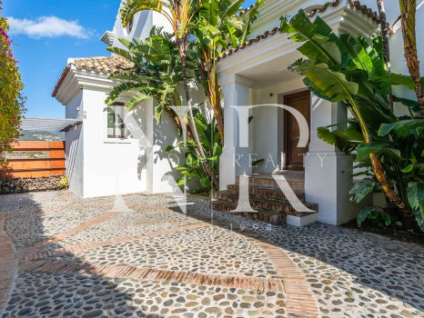 Villa in Lomas de Marbella club with mountain views for long term rental