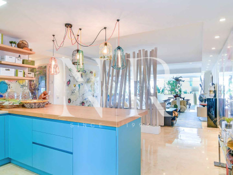 Apartment in Estepona with sea views in first line beach for sale
