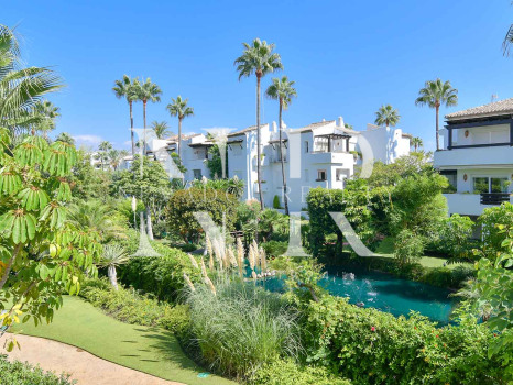 Apartment in Estepona with sea views in first line beach for sale