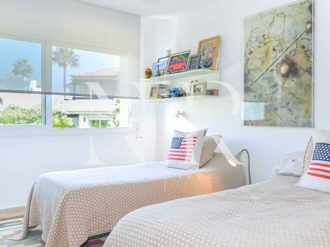 Apartment in Estepona with sea views in first line beach for sale