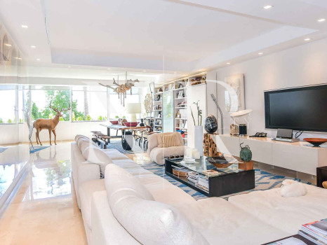Apartment in Estepona with sea views in first line beach for sale