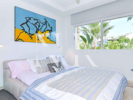Apartment in Estepona with sea views in first line beach for sale