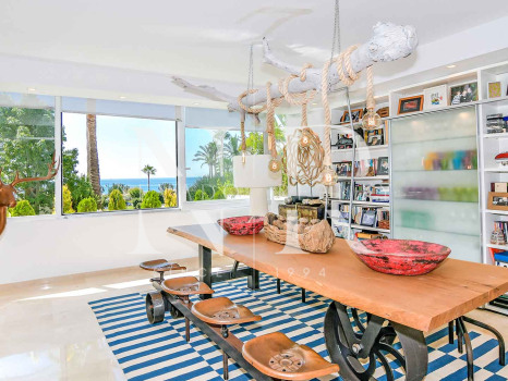 Apartment in Estepona with sea views in first line beach for sale