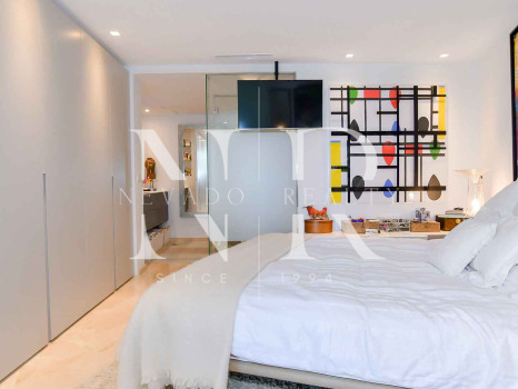 Apartment in Estepona with sea views in first line beach for sale