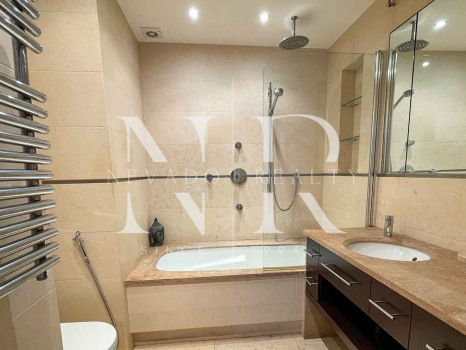 Impresionante apartamento duplex en planta baja reformado con piscina privada en Marbella Centro en alquiler corta temporada.