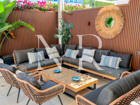 Impresionante apartamento duplex en planta baja reformado con piscina privada en Marbella Centro en alquiler corta temporada.