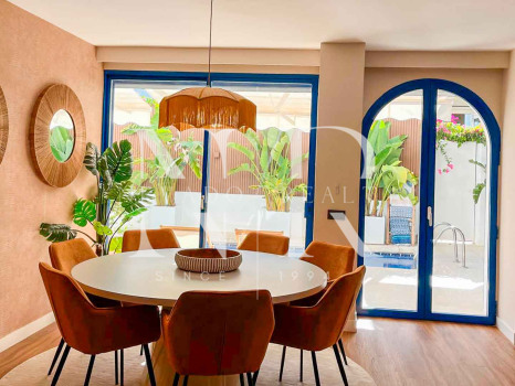 Impresionante apartamento duplex en planta baja reformado con piscina privada en Marbella Centro en alquiler corta temporada.