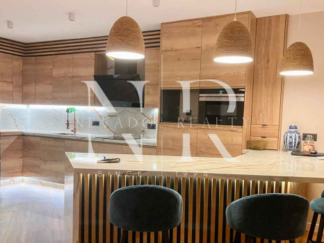 Impresionante apartamento duplex en planta baja reformado con piscina privada en Marbella Centro en alquiler corta temporada.
