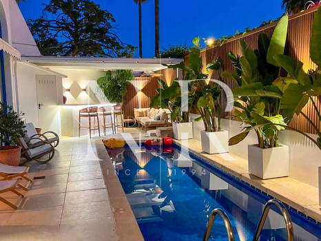 Impresionante apartamento duplex en planta baja reformado con piscina privada en Marbella Centro en alquiler corta temporada.