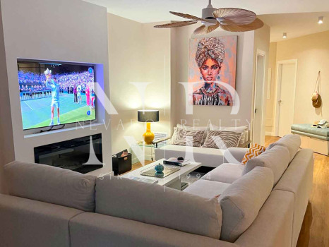 Impresionante apartamento duplex en planta baja reformado con piscina privada en Marbella Centro en alquiler corta temporada.