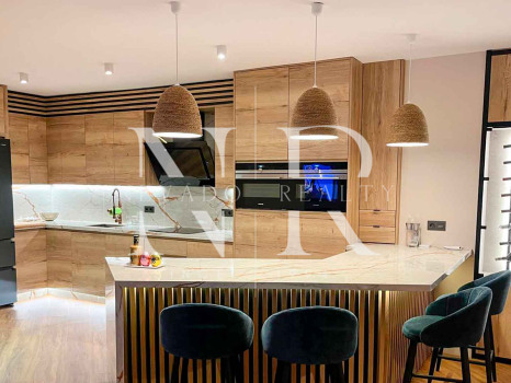 Impresionante apartamento duplex en planta baja reformado con piscina privada en Marbella Centro en alquiler corta temporada.
